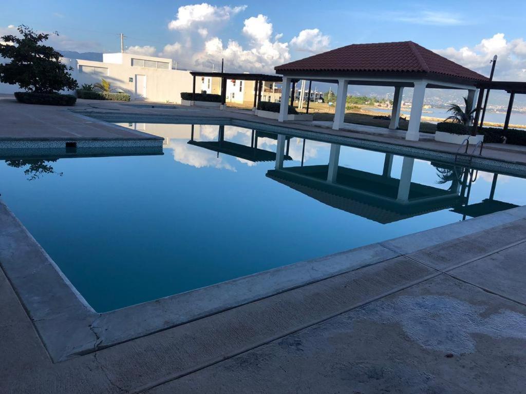 Bayfront Villa & Apartment Portmore Exteriör bild